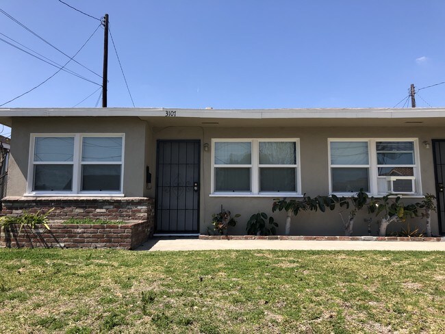 Cozy duplex - 3107 Isabel Ave