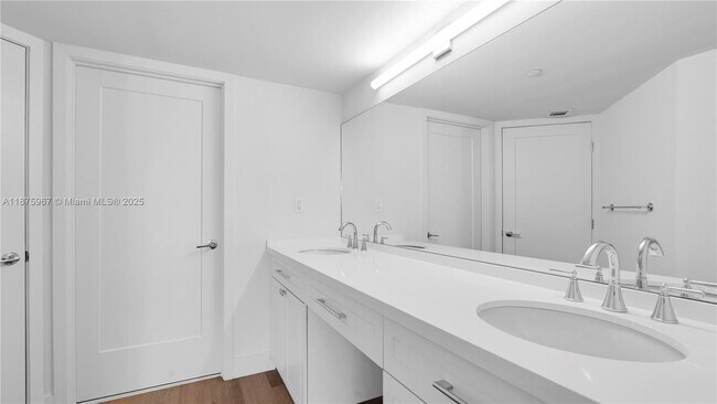 Building Photo - 555 NE 34th St