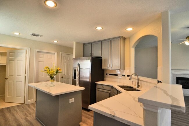 Building Photo - 12118 Green Trails Dr