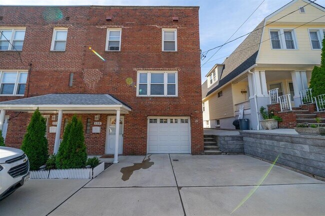 Building Photo - 118 W 46th St