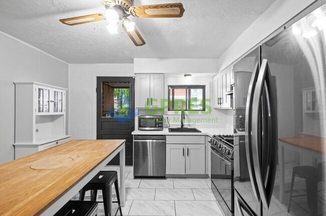 Building Photo - Charming 2-Bedroom Home with Modern Comfor...