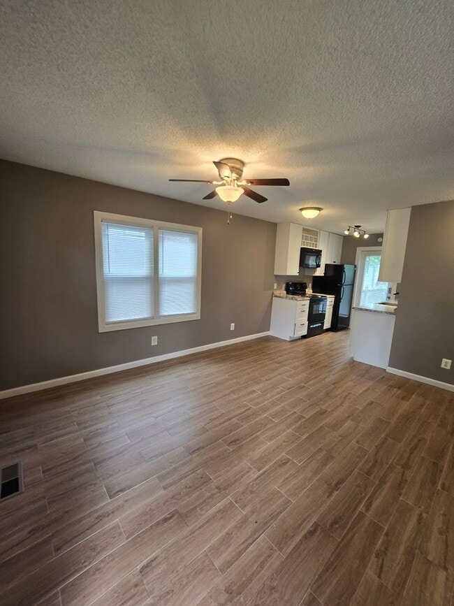 Building Photo - 2 bedroom 1 bath Cute house
