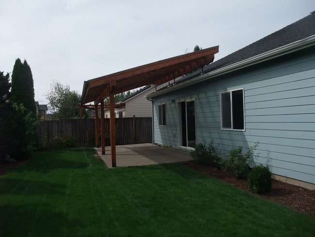 Building Photo - Newer 3 Bedroom Home in SW Albany Ready To Move Into