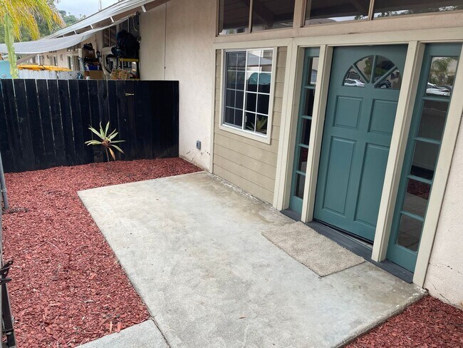 Building Photo - End Unit 2 bedroom, 2 bath Townhouse
