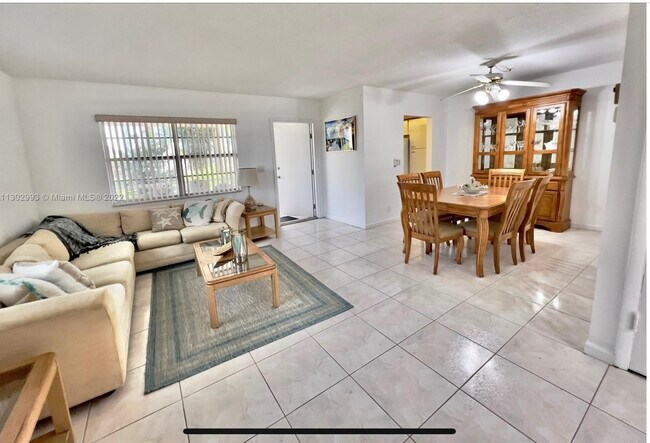 Building Photo - 1707 E Hallandale Beach Blvd