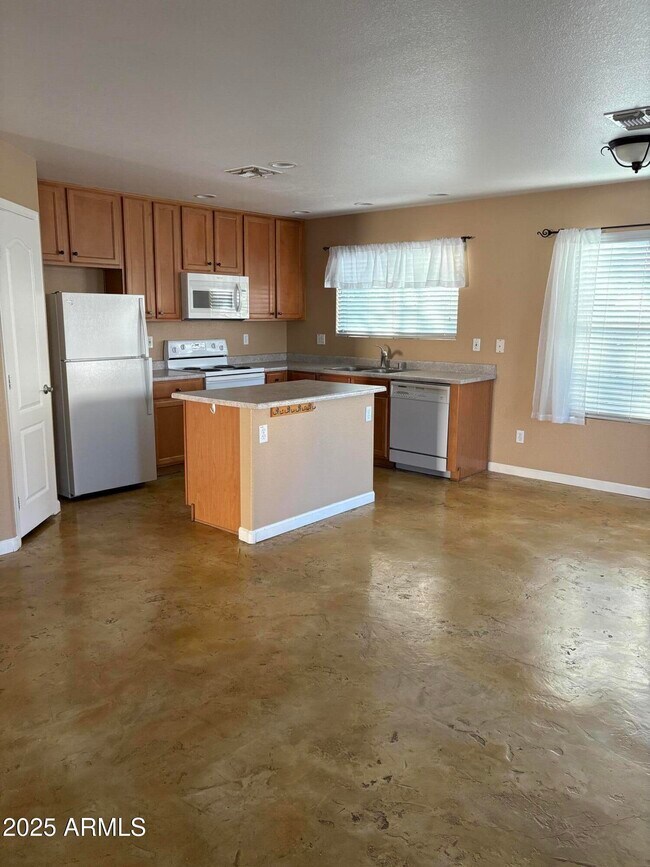 Primary Photo - 2401 E Peach Tree Dr