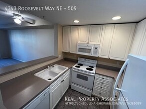 Building Photo - 4343 Roosevelt Way NE