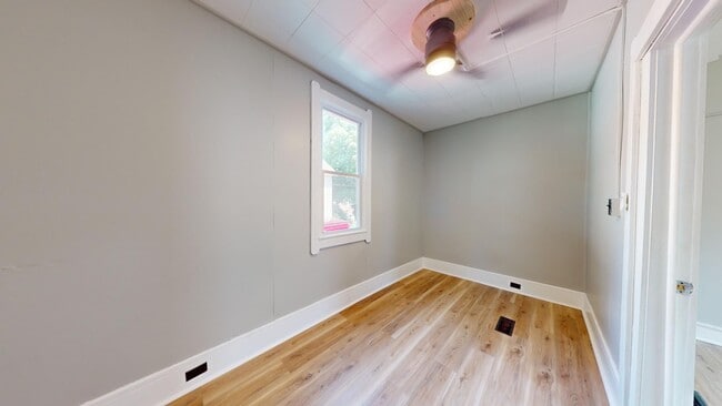Building Photo - 3 Bed Single Family with Huge Kitchen and ...