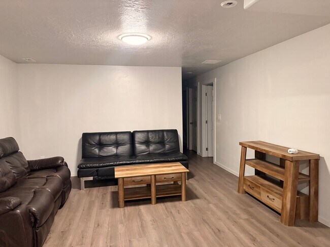 Building Photo - Beautiful 6 Bedroom/3.5 Bath Home in Springville!