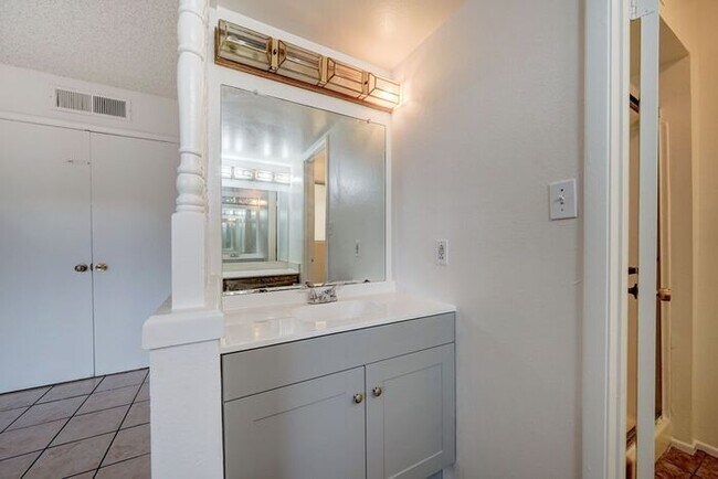 Building Photo - READY TO VIEW NOW! 4 Bedroom 2 Bath Home in Phoenix!