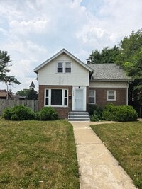 Building Photo - Spacious 4-5 Bedroom, 2-Bath Corner Lot Ho...