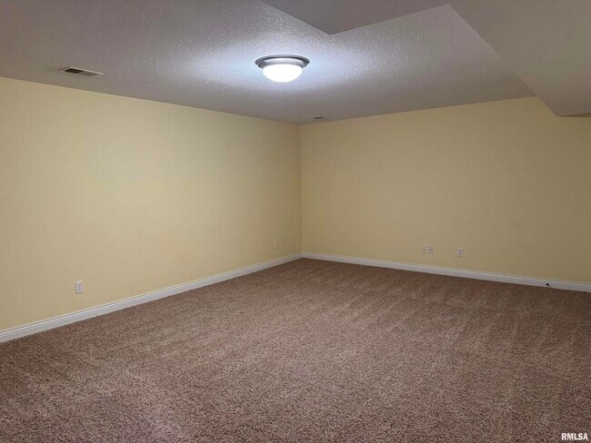 Building Photo - 3011 Belmont Pl