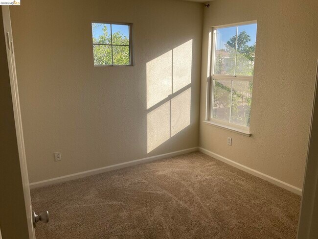 Building Photo - 1360 Tiffany Dr