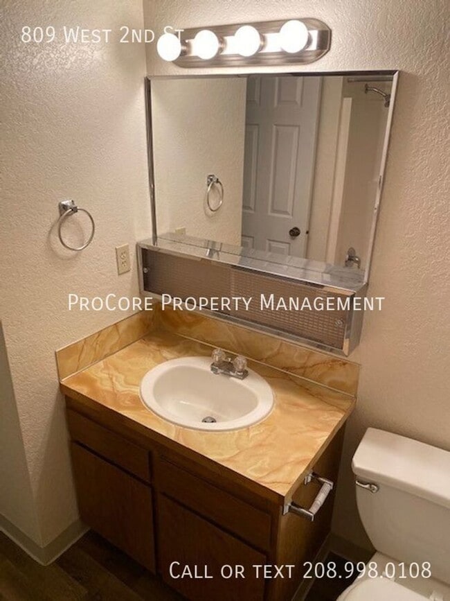 Building Photo - 2 Bed Modern Updates, 1.5 Baths, Semi-Fenced Covered Patio