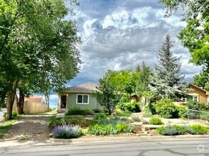 Building Photo - ADORABLE TWO BED IN HILLSIDE NEIGHBORHOOD!
