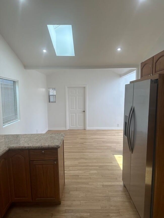 Building Photo - 304 N Francisca Ave