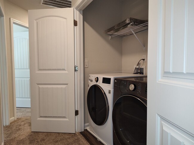 Building Photo - Beautiful, ready to move in home in Creedm...