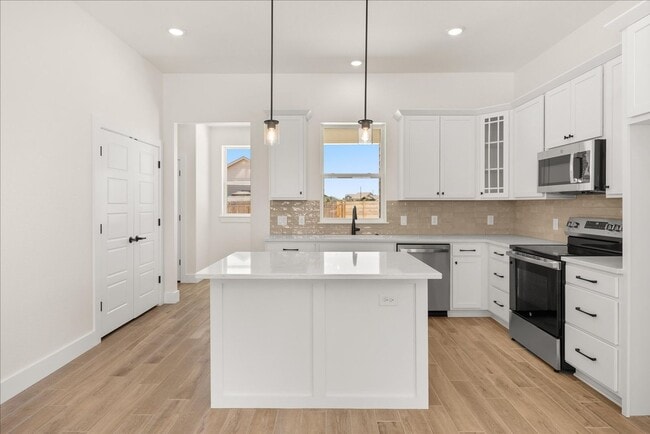 Building Photo - Bright, Spacious, & Beautifully Designed 1 bed 1.5 bath