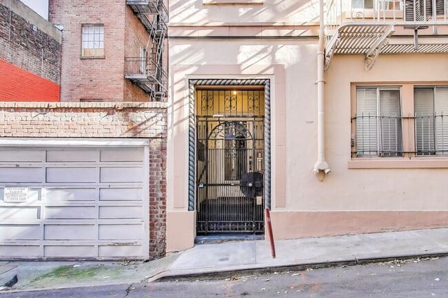 Building Photo - 10 Brooklyn Pl