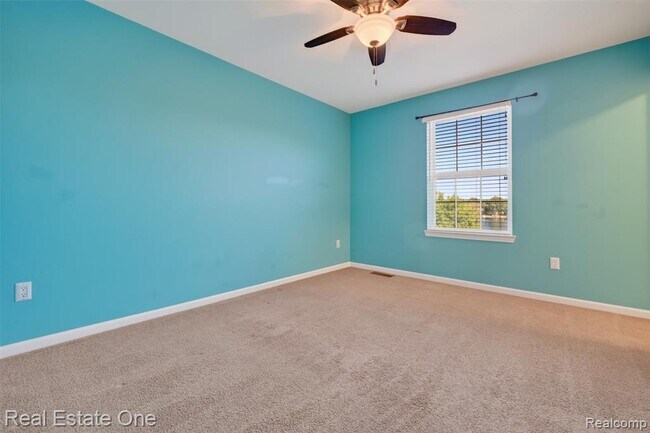 Building Photo - 699 Bay Pointe Dr