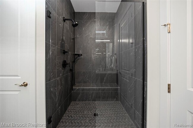 Building Photo - 5636 Suffolk Ct