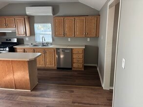 Building Photo - 1042 5th St