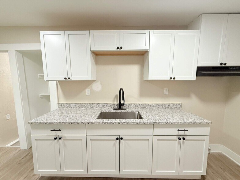 Building Photo - This beautifully updated 2-bedroom, 1-bath single-family home is ready for move-in!