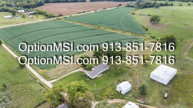 Building Photo - Spacious and move in ready!