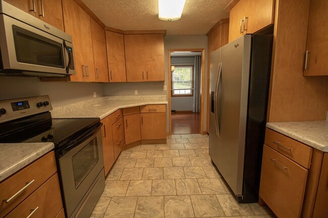 Building Photo - AVAILABLE AUGUST 15TH, 2026 - CHARMING 4 B...