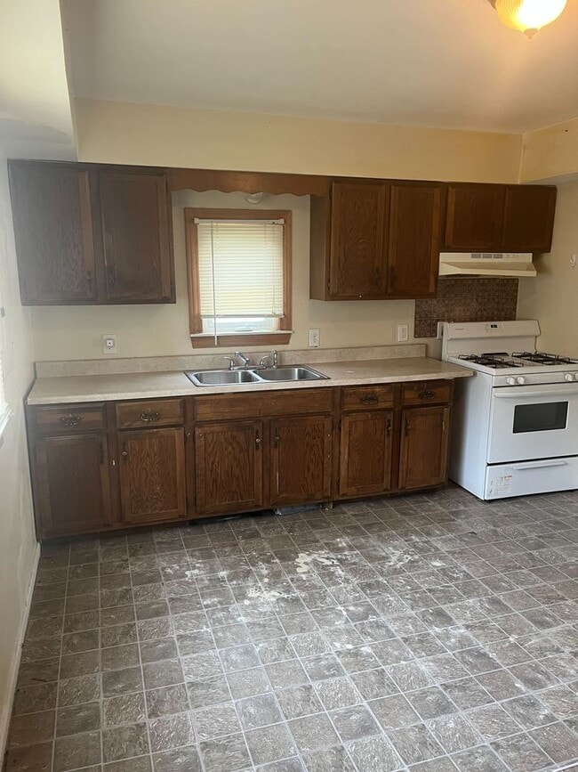Building Photo - 2 Bedroom Bungalow in Warren - $1200