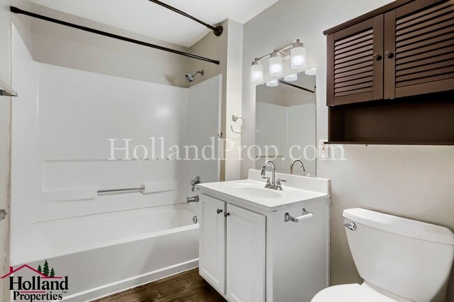 Building Photo - Beautiful 2-Bedroom Condo with a Garage!