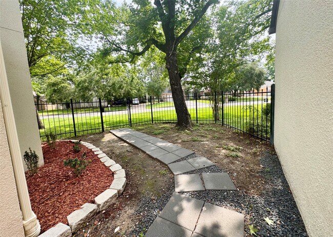 Building Photo - 20313 Sunny Shores Dr