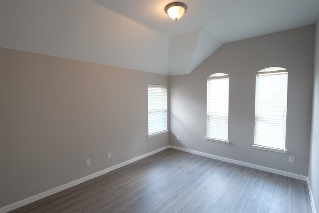 Building Photo - 6119 Lakenshire Falls Ln
