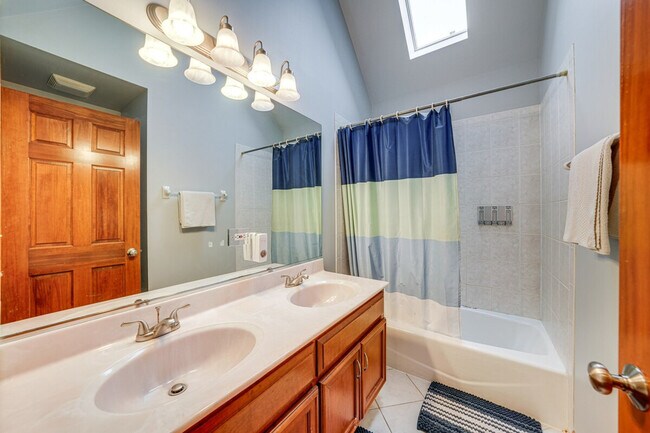 Building Photo - 3423 Goldfinch Dr