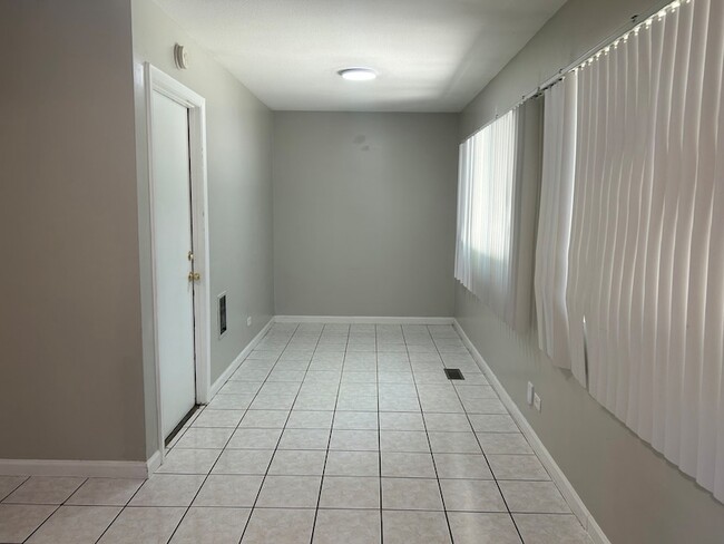 Building Photo - 6847 Hawthorne Ln