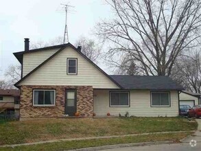 Building Photo - 2 BEDROOM DUPLEX W/ SHARED GARAGE