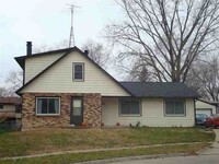 Building Photo - 2 BEDROOM DUPLEX W/ SHARED GARAGE