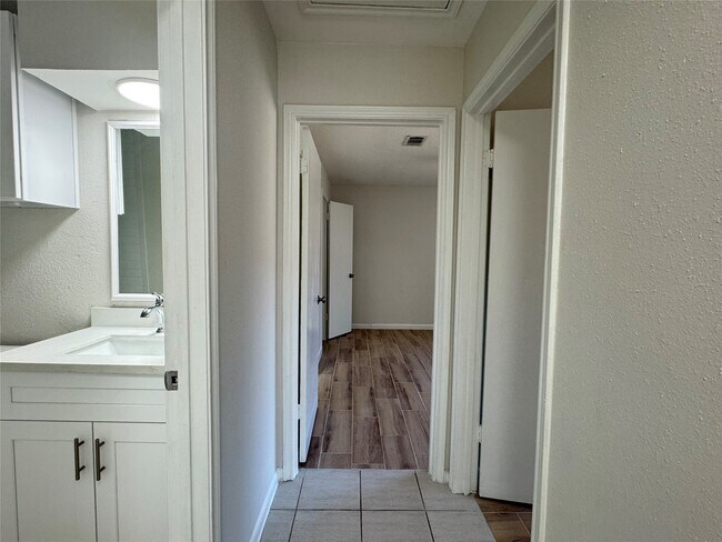 Building Photo - 10942 Beacave Bend Ct