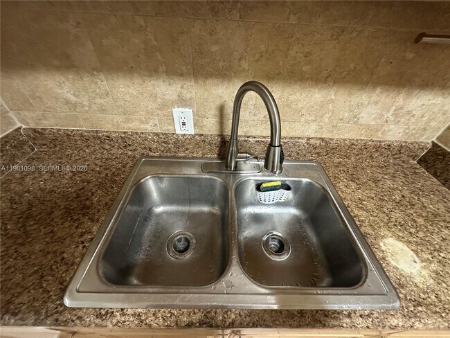 Building Photo - 200 W 53rd Terrace