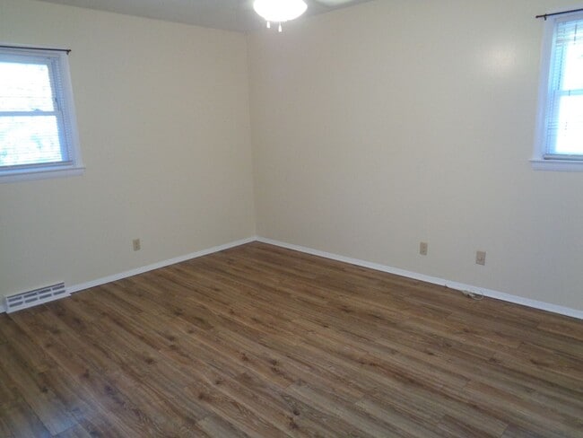 Building Photo - House for Rent-Country Club Area