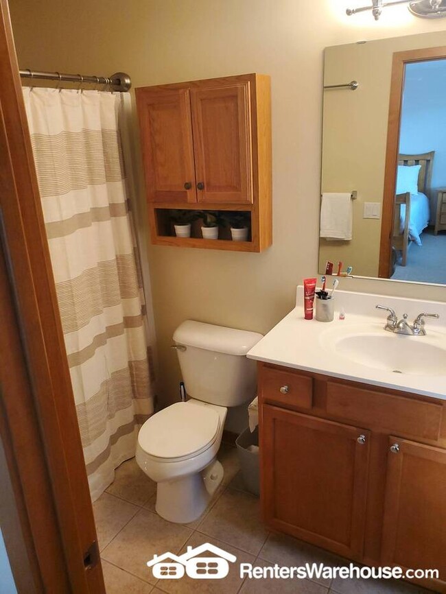 Building Photo - 2 Bedroom, 4 Bath Townhouse in a Great Riv...