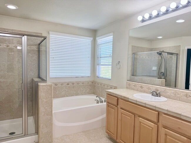 Building Photo - 5-Bed Gated Family Oasis | Prime Location & Backyard Space
