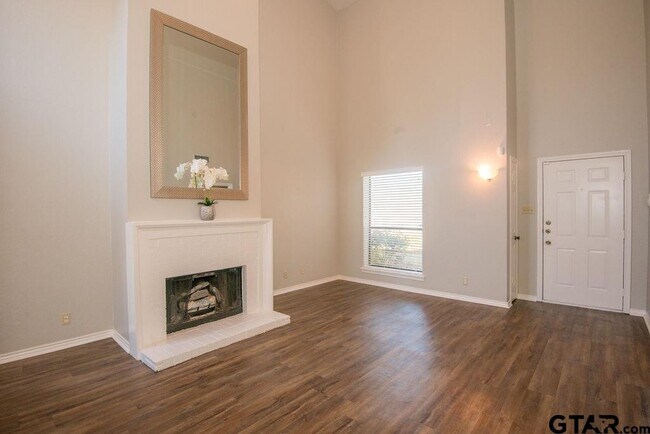 Building Photo - 5823 Hollytree Dr