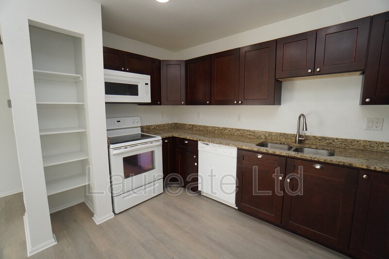 Building Photo - 2995 W Yale Ave