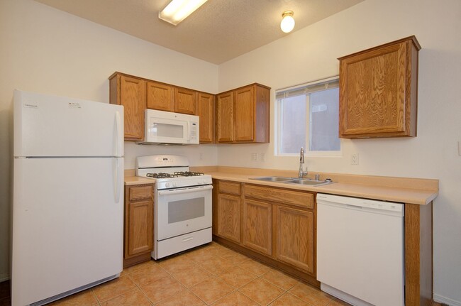 Building Photo - Amazing 3 Bedroom Near Rust Medical Center!!