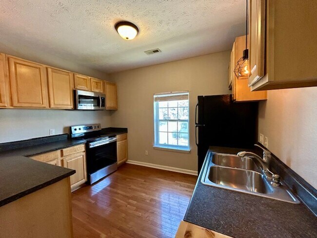 Building Photo - Beautiful 2 Bedroom 1 Bathroom Upper Unit in Fountain Square