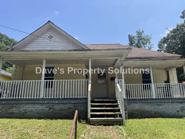 Building Photo - Spacious & Refreshed 1 Bed, 1 Bath Duplex | High Ceilings & Ample Parking!
