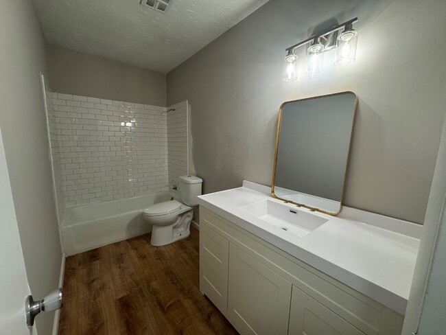 Building Photo - 610 Bremer Dr