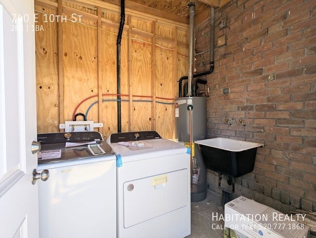 Building Photo - 740 E 10th St