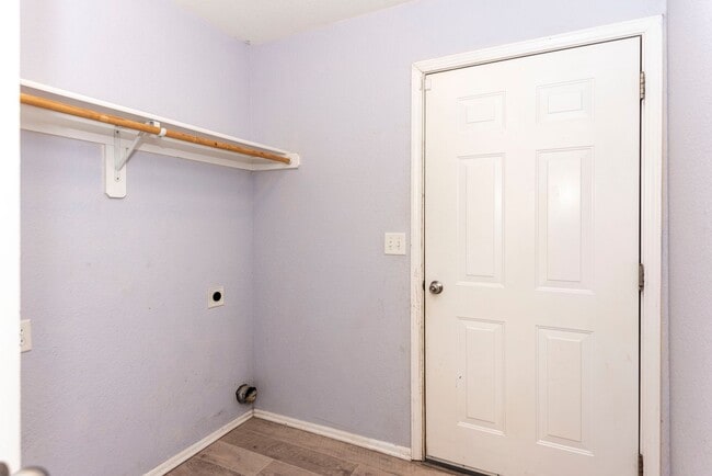 Building Photo - Spacious Duplex with Fenced Yard